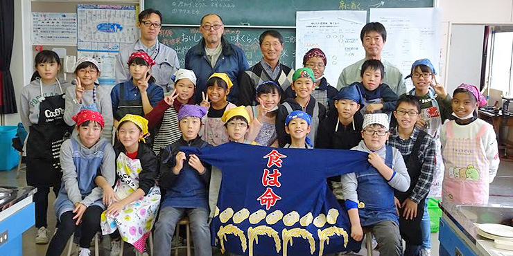 鶴岡市「出前授業」。小学生たちと農家さんが並んだ画像