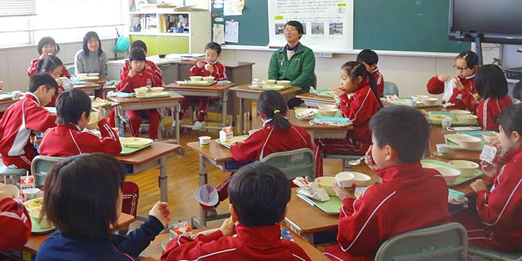 小中学校での有機米給食の画像
