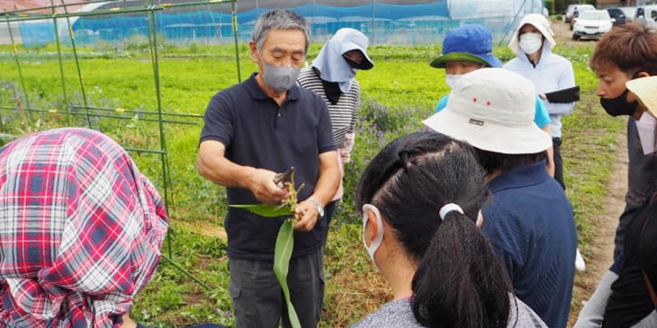 新庄市「有機野菜栽培講座」で先生の話を熱心聞く受講生の画像